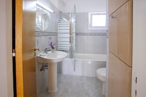 Bathtub, free toiletries, hair dryer, towels
