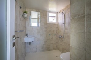 公寓, 1 間臥室, 可使用泳池 | 浴室 | 淋浴設備、免費梳洗用品、風筒、提供毛巾