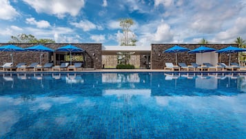 AuĂenpool, geöffnet von 09:00 Uhr bis 18:00 Uhr, Sonnenschirme