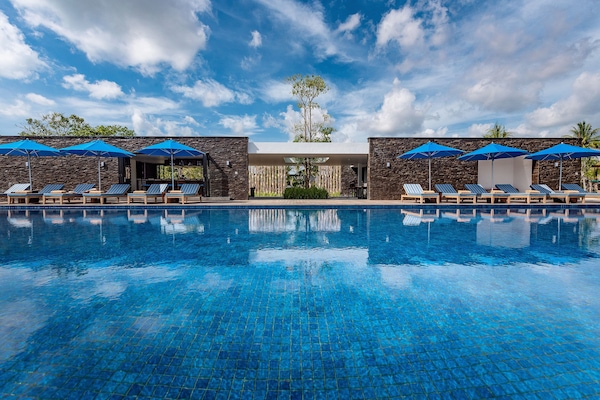 Piscine extérieure, parasols de plage, chaises longues