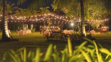2 restaurants; ze serveren er ontbijt, lunch, diner en brunch