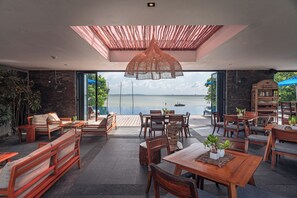 2 restaurants, breakfast served