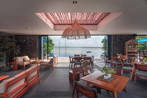 2 restaurantes, é servido café da manhã