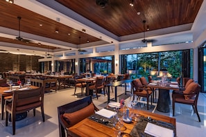 2 restaurants, breakfast served