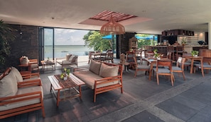 Poolside bar - The Residence Bintan (Bintan)