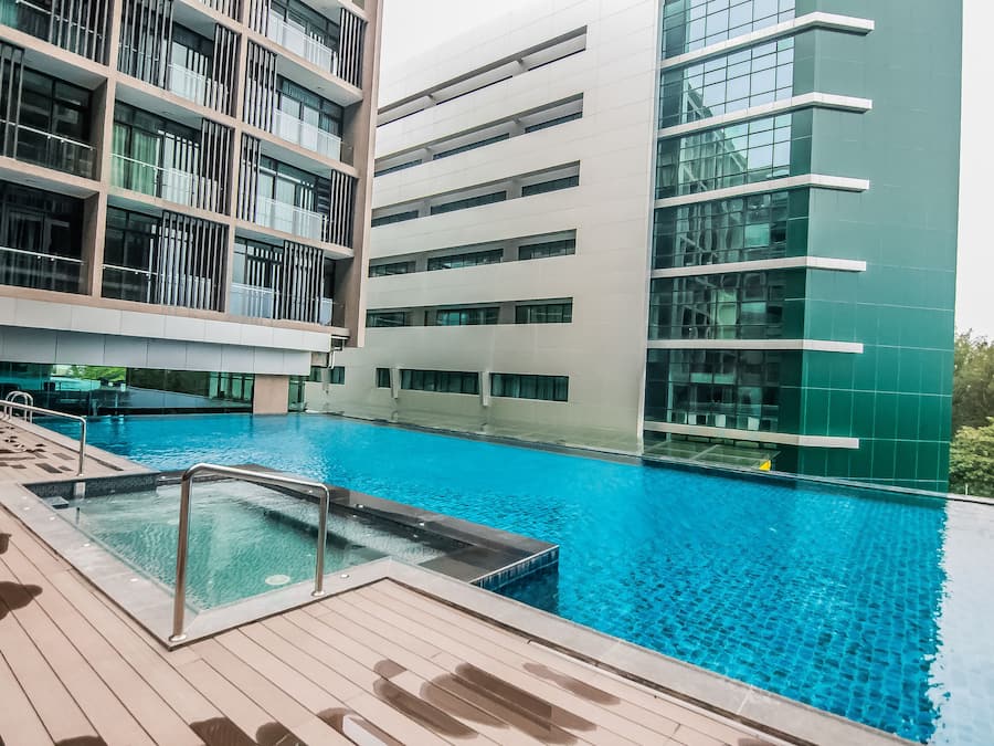 Una piscina al aire libre