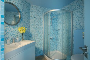 シャワー、ヘアドライヤー、タオル