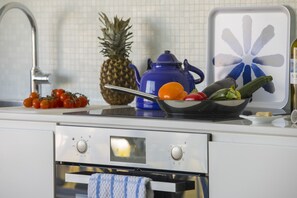 Refrigerador, microondas, horno y cafetera y tetera 