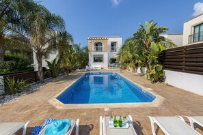 Outdoor pool, pool umbrellas, sun loungers - Protaras Villa Alexa (Paralimni)
