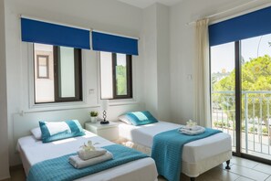 Vila, 3 quartos, piscina particular | 3 quartos, cofres nos quartos, escrivaninha