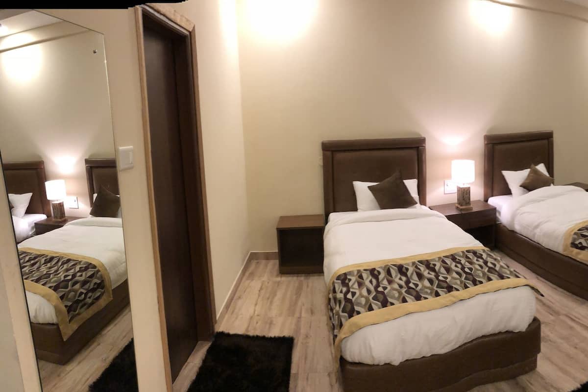 Habitación empresarial doble de uso individual, 2 camas individuales, balcón, vista al jardín | 1 habitación, ropa de cama de alta calidad y minibar