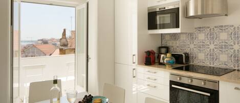 Frigorífico, microondas, horno y lavavajillas