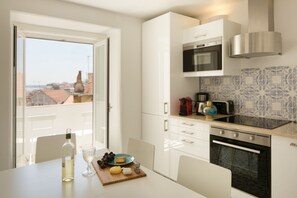 Fridge, microwave, oven, dishwasher - Bright and Spacious Apartment in historic Lisbon neighborhood - TTL269 (Lisboa ciudad)