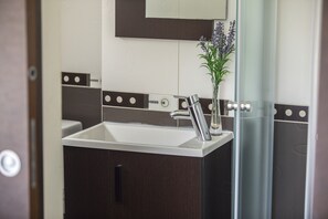 Badekar, hårføner og håndklær