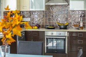 Køleskab, mikrobølgeovn, ovn, kogeplade