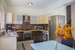 Refrigerador, microondas, horno y lavavajillas 