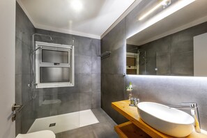 Bathtub, hair dryer, towels - Mackenzie Eftyhia Beachfront Suite (Larnaca)