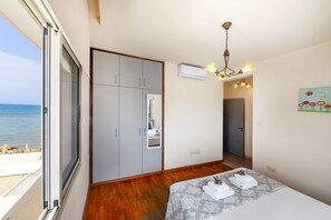 3 bedrooms, in-room safe, iron/ironing board, free WiFi - Mackenzie Eftyhia Beachfront Suite (Larnaca)