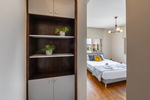 3 chambres, coffres-forts dans les chambres, fer et planche à repasser