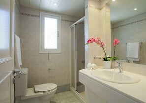 Shower, hair dryer, towels - Protaras Pearl With Panoramic Sea View (Protaras)