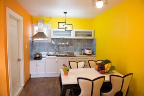 Family Room, Ocean View (#102, Barbecue Grill, Pilgrim Wing) | Private kitchen | Fridge, microwave, stovetop, electric kettle