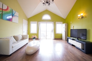 Quarto família, vista para o oceano (#202, Barbecue Grill, Pilgrim Wing) | Área de estar | TV de tela plana 36 polegadas com canais a cabo, TV