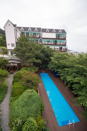Una piscina al aire libre de temporada