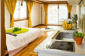 Estúdio (#201 - Piccolo) | Cozinha americana privada | Geladeira, micro-ondas, cooktop, chaleira elétrica