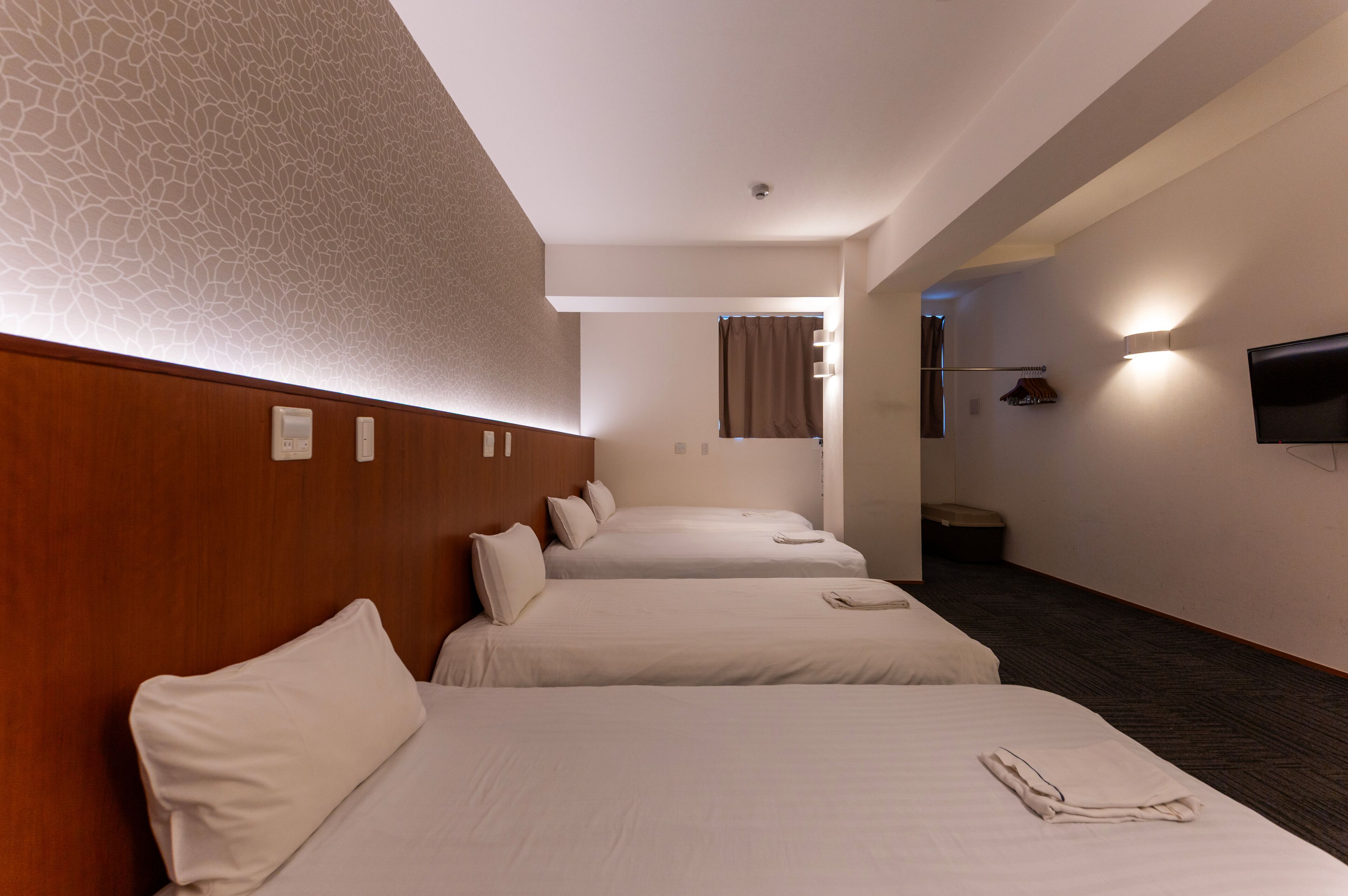 Chambre familiale (No Housekeeping During Stay) | Bureau, accès au Wi-Fi (inclus)