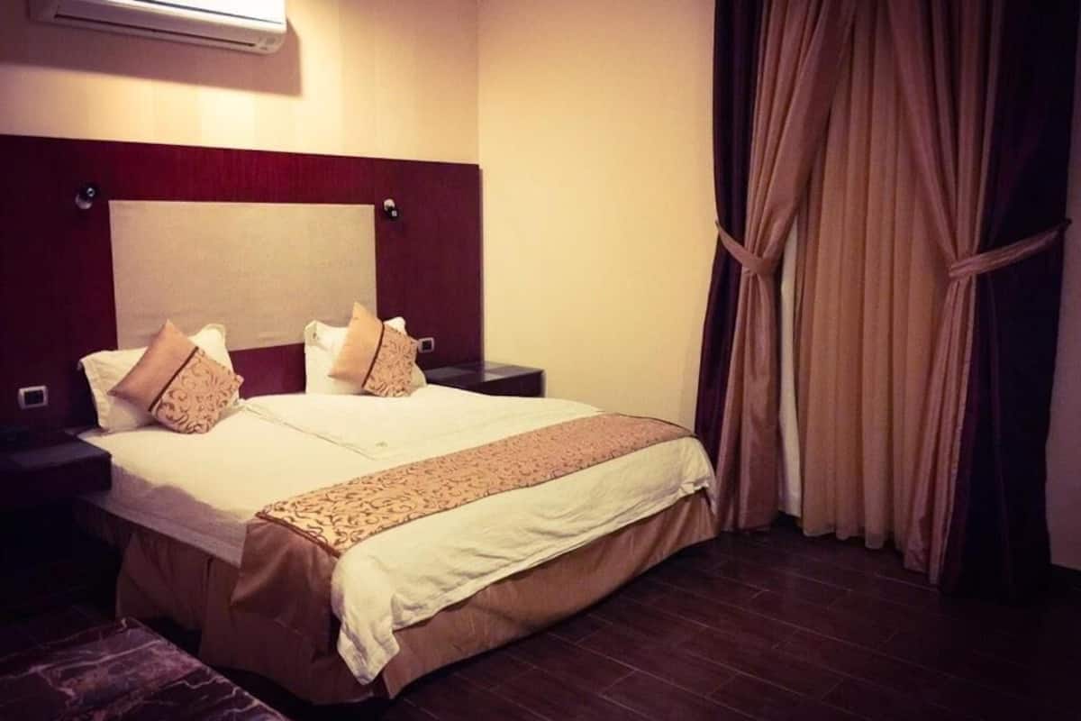 1 quarto, cofres nos quartos, cortinas blackout, quartos à prova de som