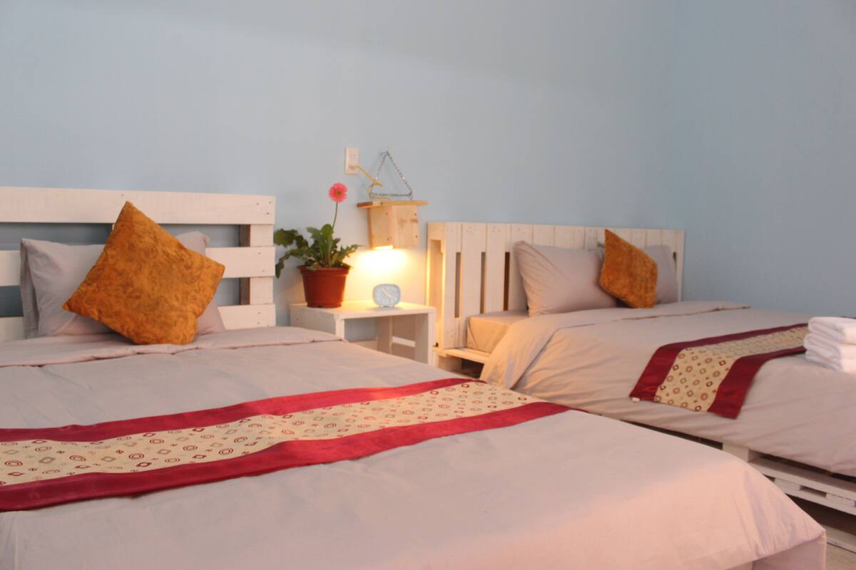 Superior Triple Room | Peti besi dalam bilik, meja, Wi-fi percuma 