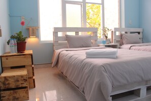 高级双床房 | 客房内保险箱、办公桌、免费 WiFi