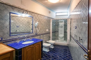 Shower, jetted bath, hair dryer, bidet - Apartment with breathtaking view, Jacuzzi and Solarium (Furore)