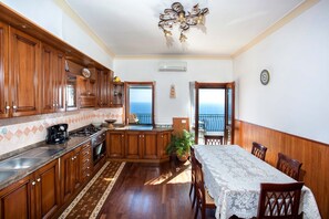 Fridge, microwave, oven, stovetop - Apartment with breathtaking view, Jacuzzi and Solarium (Furore)