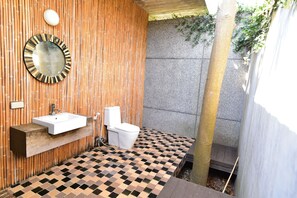 3 Bedrooms Villa | 浴室 | 淋浴设施、免费洗浴用品、  毛巾、洗发水
