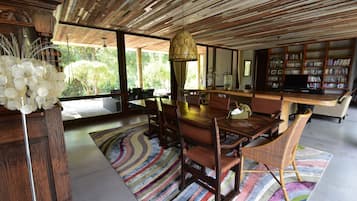3 Bedrooms Villa | Essbereich im Zimmer