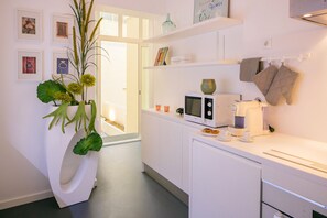 Kühlschrank, Mikrowelle, Ofen, Herdplatte