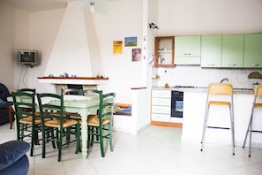 Fridge, oven, stovetop, cookware/dishes/utensils