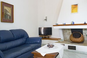 Televisión y chimenea 