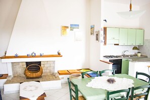 Kühlschrank, Ofen, Herdplatte, Kochgeschirr/Geschirr/Besteck