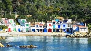 A coastal village with colorful buildings, a rocky shoreline, and a calm sea. - APARTMENT IN SANT ANTONI DE CALONGE 17 METERS FROM THE BEACH (Sant Antoni de Calonge)