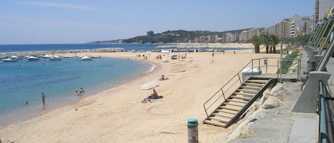 Plage, chaises longues, serviettes de plage
