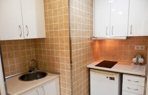 Refrigerador, microondas, placa de cocina, cafetera/tetera