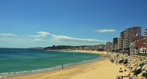 En la playa, camastros y toallas de playa 