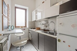 Een koelkast, een magnetron, een oven, een waterkoker