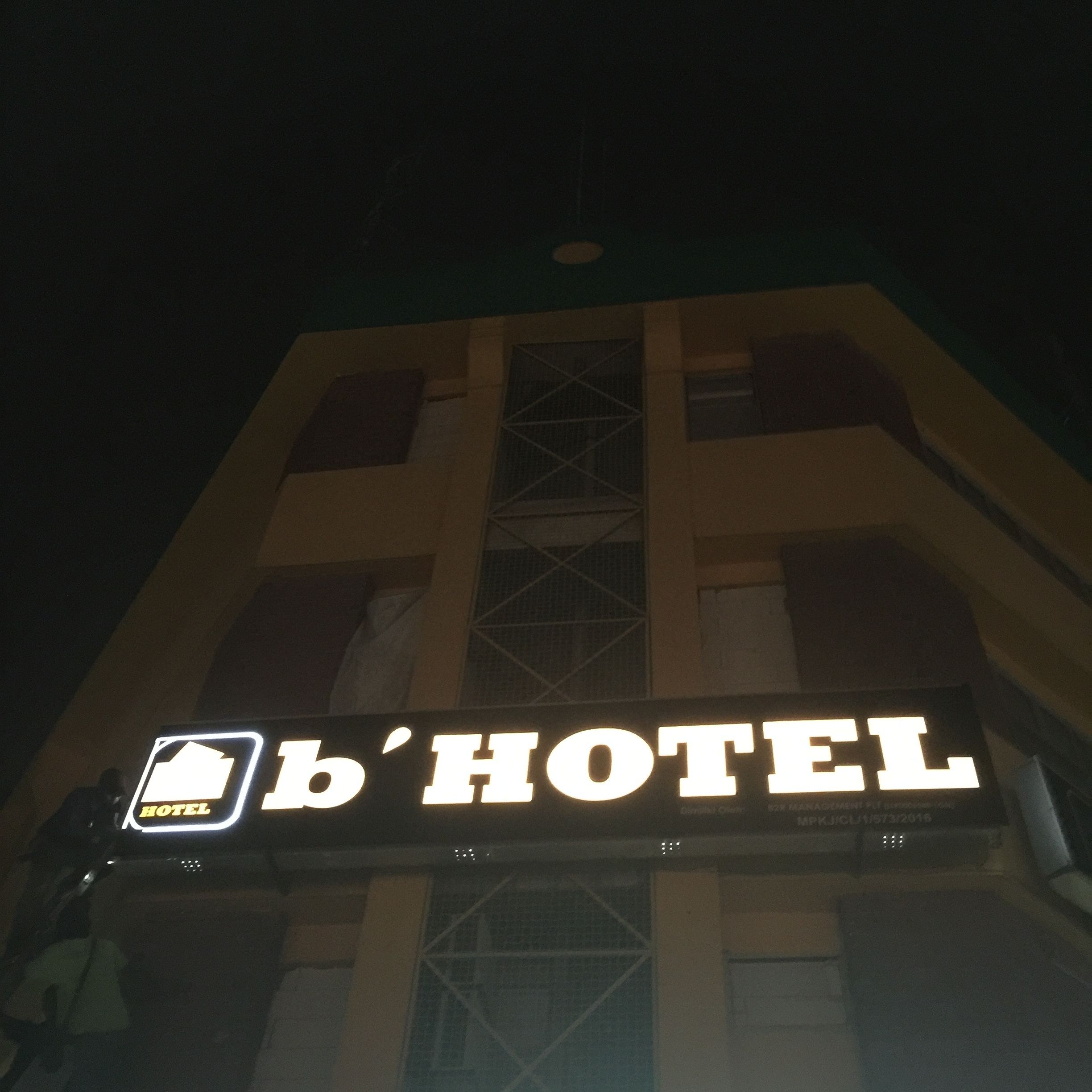 Un letrero de hotel con un logotipo sencillo y llamativo que dice 'bHOTEL'.