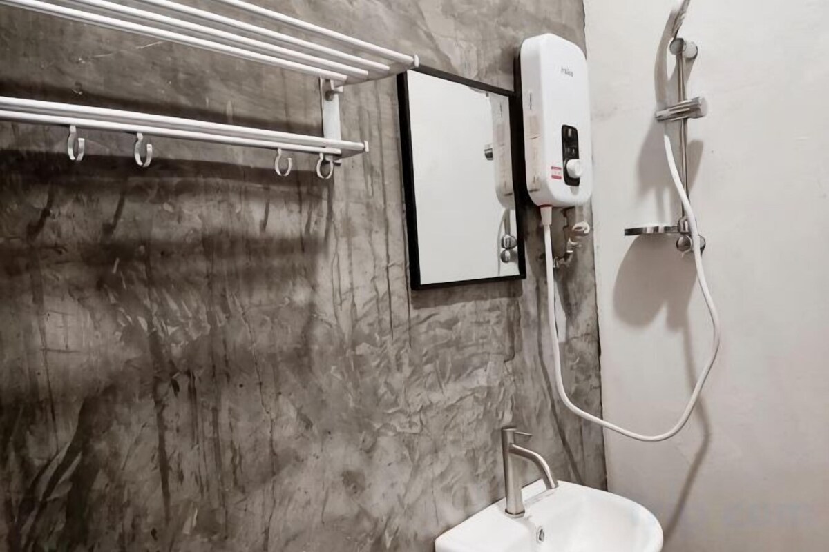 Bathroom | Shower, free toiletries, hair dryer (on request), towels