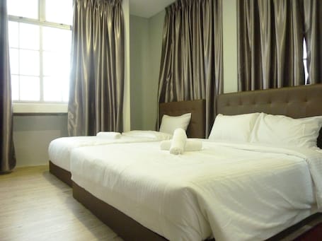 Deluxe Triple Room | Desk, soundproofing, iron/ironing board, free WiFi
