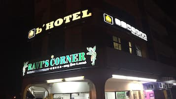 واجهة المنشأة - في المساء/الليل