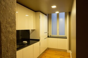 Een koelkast, een microgolfoven, een oven, een kookplaat